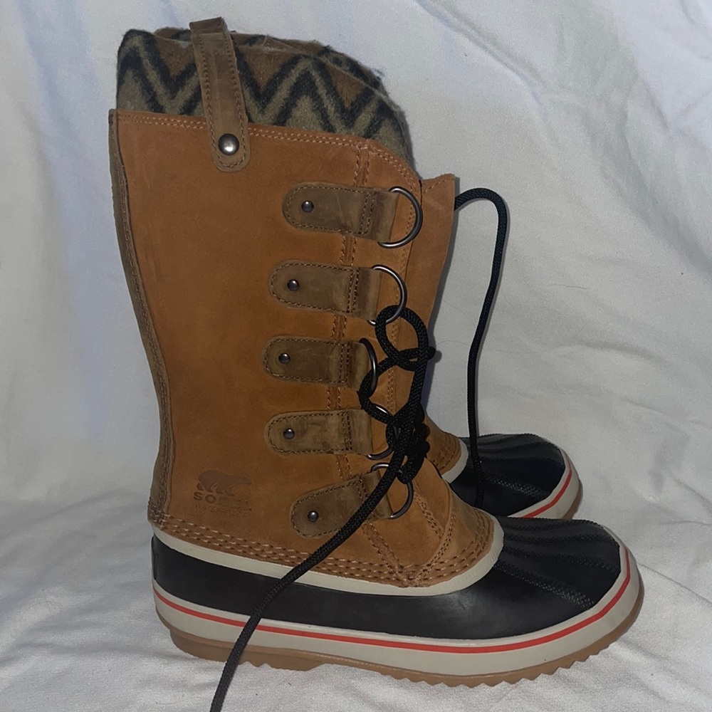 Sorel Women’s lace up snow boot.